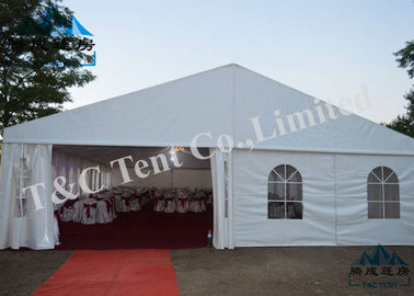 Przezroczyste namioty w zamkniętym namiocie na uroczystości weselne i cateringowe