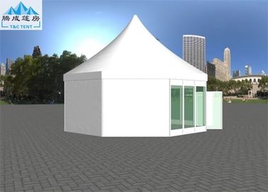 Komercyjny namiot imprezowy z zamkniętą powierzchnią wielopłytową z białą wykładziną o gramaturze 850g / m2